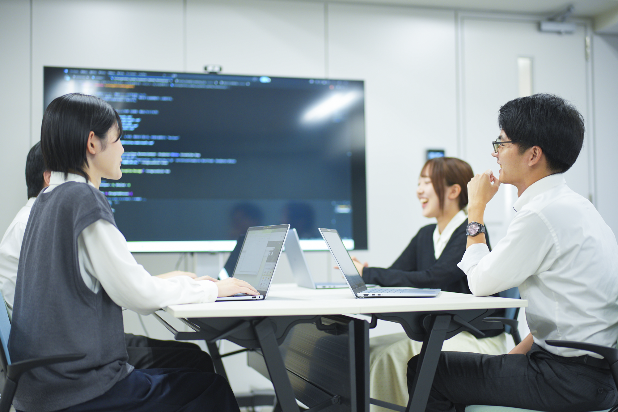 オフィスで打ち合わせをする社員